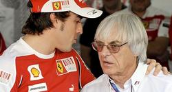 Bernie Ecclestone charla con Fernando Alonso. | Archivo
