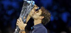Federer besa la Copa Masters. | EFE