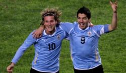Luis Surez (d) celebra junto a Diego Forln uno de sus dos goles a Per. | EFE