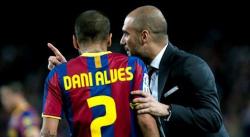 Guardiola habla con Dani Alves durante el partido ante Osasuna en el Camp Nou. | EFE