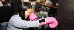 Keiko Fujimori practica boxeo en un acto de campaa. | EFE