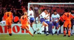 Ronald Koeman anota el tanto decisivo en Wembley. | Archivo