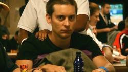 El actor Toby Maguire, participando en una partida de póker.