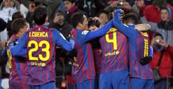 Los jugadores del Barcelona felicitan a Messi por su gol. | EFE