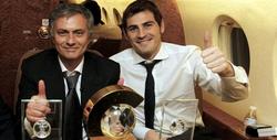 José Mourinho (i), junto a Iker Casillas. | Archivo