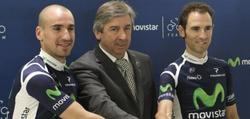 Juanjo Cobo (i), Eusebio Unzu y Alejandro Valverde unen sus manos. | EFE