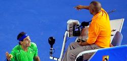 Rafael Nadal discute con el juez de silla, Carlos Bernardes. | EFE