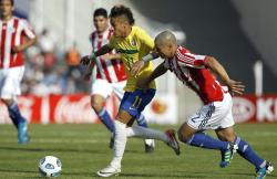 Neymar (c) conduce la pelota ante Darío Verón en el partido de la primera fase. | EFE