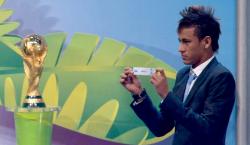 El brasileo Neymar extrae una papeleta durante el sorteo en Ro de Janeiro. | EFE