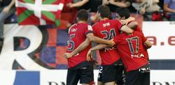 Los jugadores de Osasuna celebran uno de los tantos ante el Levante. | EFE