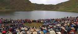 Pobladores protestan al frente de una laguna en Cajamarca. | EFE