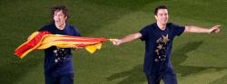 Puyol y Xavi, con la 'senyera' en el Camp Nou. | EFE