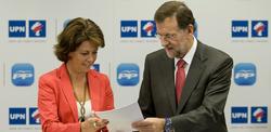 Yolanda Barcina y Mariano Rajoy firman el acuerdo. | PP