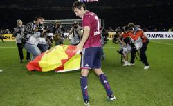 Raúl celebró con la bandera de España su triunfo en la Copa de Alemania. | Cordon Press