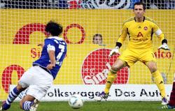 Raúl anota su tanto como capitán del Schalke. | EFE