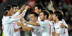 Los jugadores españoles celebran el primer tanto. | EFE