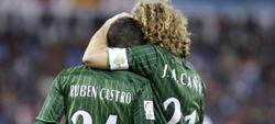 Cañas abraza a Rubén Castro tras uno de sus dos goles. | EFE