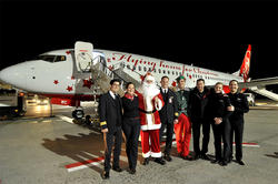Santa Claus y el avin navideo a su llegada a Berln | airberlin
