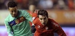 Thiago Alcntara (i) pugna por un baln con el defensa de Osasuna Marc Bertrn. | EFE