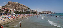 Turistas en la playa de Alicante | Archivo