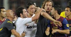 Villa y Özil, en su enfrentamiento justo al acabar el encuentro. | EFE