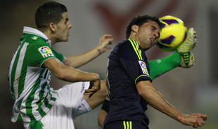 Álvaro Arbeloa, pelea por un balón con Álex Martínez. | Cordon Press