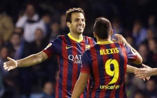 Cesc Fábregas celebra uno de sus dos goles junto a Alexis. | EFE