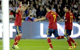 Jordi Alba (i) celebra su gol junto a Villa y Pedro (d). | EFE