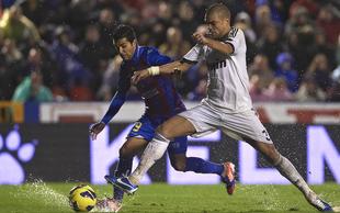 Pepe lucha por un balón con Ángel durante el Levante-Real Madrid. | Cordon Press
