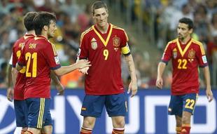 Torres es felicitado por uno de sus cuatro goles. | EFE