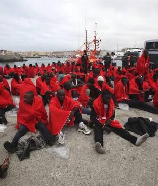 Decenas de inmigrantes atendidos en Tarifa |  EFE