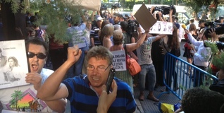 Manifestantes a la llegada de Cospedal con el conato de enfrentamiento al fondo | R. F. 