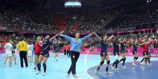 Las jugadoras celebran su éxito ante Corea. | EFE