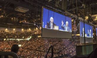 Warren Buffett y Charlie Munger en un acto | Archivo