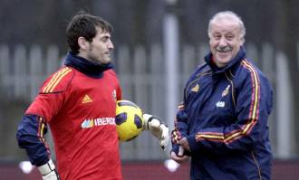 Iker Casillas, junto a Vicente del Bosque. | Archivo