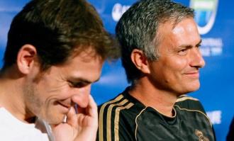 José Mourinho (d), junto a Iker Casillas en rueda de prensa. | Realmadrid.com