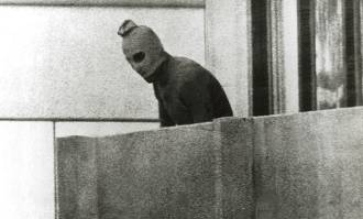 Uno de los terroristas durante el secuestro. | Archivo