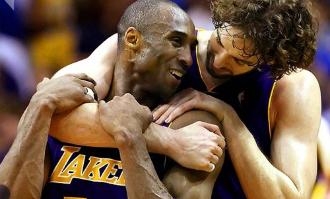 Pau Gasol abraza a Kobe Bryant. |  Archivo