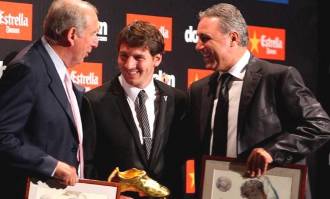 Leo Messi (c) conversa con Carles Rexach (i) y Hristo Stoichkov. | EFE