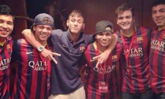 Neymar con sus 'toiss' en Barcelona. |  Archivo
