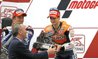 Dani Pedrosa recibe el trofeo de manos de Alberto Fabra. | EFE