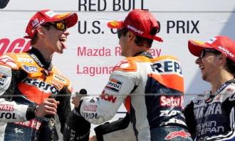 Casey Stoner (i), en el podio junto a Dani Pedrosa (c) y Jorge Lorenzo. | EFE
