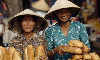 Dos vietnamitas venden pan en el mercado