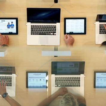 Usuarios probando los MacBook Pro |  Cordon Press