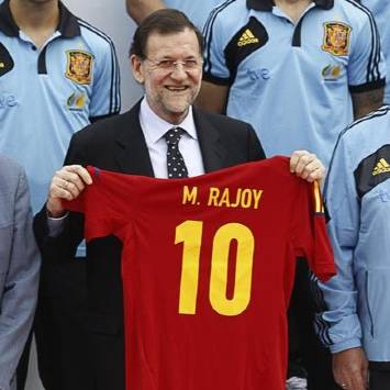 Mariano Rajoy, con una camiseta de la selección española antes de la Eurocopa 2012. |  Archivo
