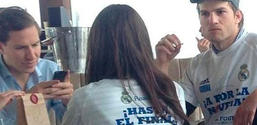 Mila Kunis y Ashton Kutcher, con la camiseta de apoyo al Real Madrid. | Cordon Press