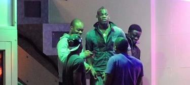 Mario Balotelli, en el club de striptease. | Foto: The Sun