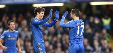 Los jugadores del Chelsea se felicitan por la victoria. | EFE