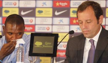 Eric Abidal (i), junto a Sandro Rosell en su despedida del Barcelona. | Cordon Press/Archivo