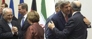 El secretario de Estado norteamericano John Kerry  abraza al ministro de exteriores francés Laurent Fabius tras el acuerdo con Irán | EFE